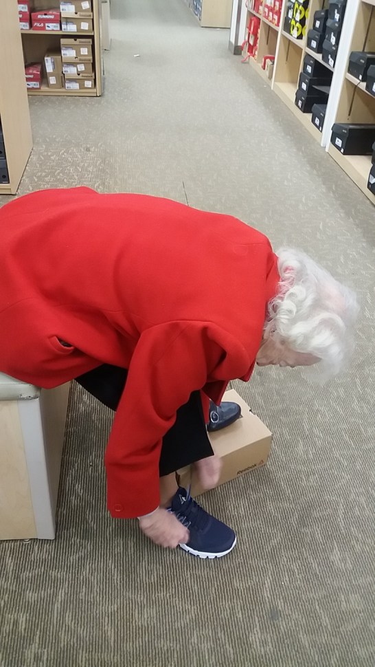 mom-shoe-shopping-122416